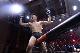 小伙练综合格斗1秒出7拳，不让父母看视频封面