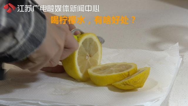 罗汉果泡水喝可以减肥吗（万能的柠檬水真有这么神奇吗冬季养生水）