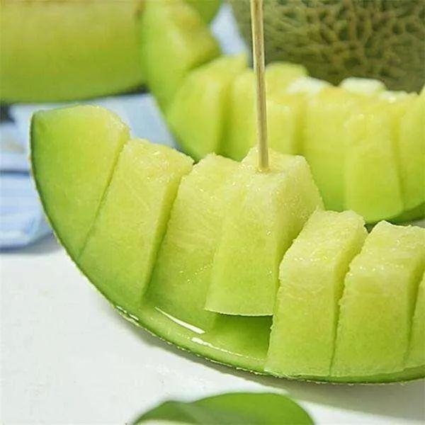 用勺子挖一勺海南玫珑瓜便可分离出一个圆球放上一