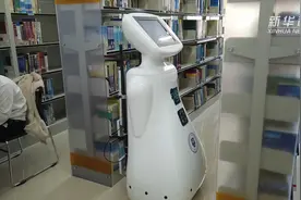 “智图”机器人让海量图书“各就各位”视频封面