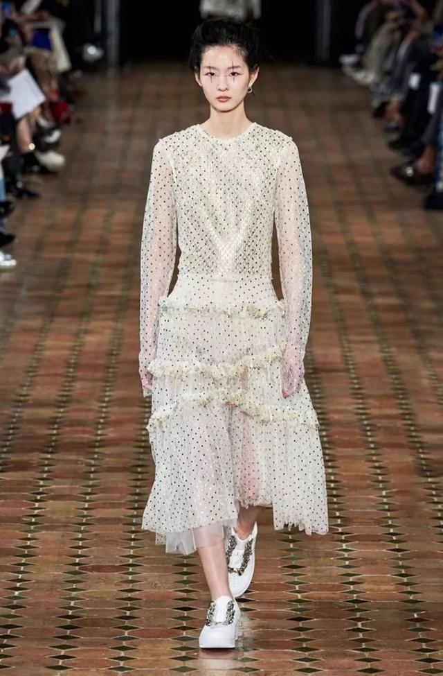 00后、神颜、长腿、YG麻豆，别人的19岁都是这样开挂的吗？