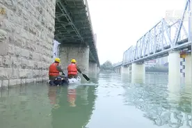 四川：水下探摸队排查桥基消除隐患视频封面