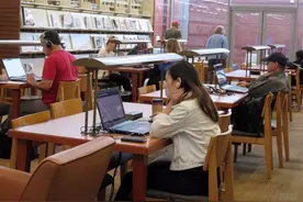 面试官问三加一点是什么字，大学生答不出被人笑话图片