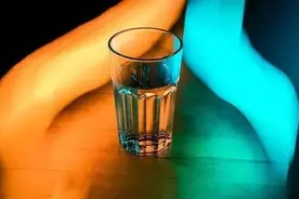 男性尿黄、味重，可能不是因为你水喝少了图片