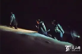为救他，阿勒泰民警寒夜在半米深积雪里徒步12公里图片