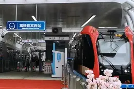 智轨长啥样？记者带你探访全球首条智能轨道快运系统运营线视频封面