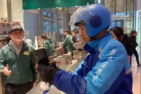 聋哑外卖员连续半年获送单王，月入近万视频封面