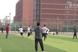 差点“被拒赛”的男足女队长视频封面