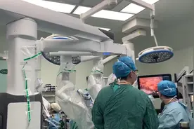 深圳首台达芬奇Xi手术机器人开机使用，医生指挥机器手臂手术视频封面