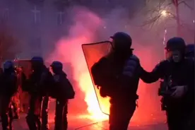 HUNDREDS OF THOUSANDS STRIKE OVER PENSION REFORM IN FRANCE视频封面