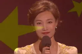 李梓萌出席活动，脱下假发一改以往造型，精致妆容仿佛年轻十岁图片
