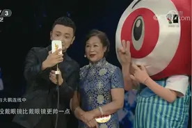 开门大吉：大鹏妈妈现场连线大鹏，小尼激动直呼儿子，逗乐全场视频封面