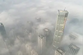 飞吧山东｜航拍济南东部新城：汉峪金谷“金箍棒”冲破云雾，风景这边独好图片