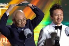 吴京红毯签名角度刁钻 徐峥台上模仿邓超“花式比心”视频封面