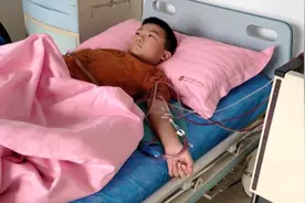 十岁男孩为父捐骨髓：为增肥一天吃5顿饭视频封面