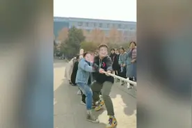 双方学生戴表情包面具拔河，笑趴对手视频封面