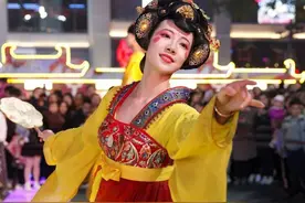 担心的还是发生了！20岁女孩体验网红“不倒翁”造成腰椎骨折图片