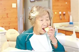 高龄老人一小时修复半口牙 安全又省钱图片