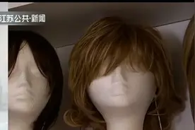 澳大利亚女子办慈善假发店,取名“抬起头来”,帮患癌妇女重拾自信视频封面