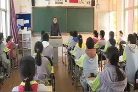 课里课外亦师亦友 体育老师也能胜班主任工作视频封面