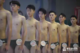 男女神扎堆 千名考生身着比基尼亮相T台图片