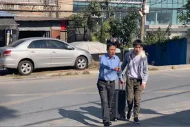 好暖！保安员追捕抢劫犯牺牲留遗子，13年后，他的儿子获助…图片