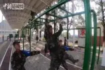 一镜到底 ！看武警特战队员如何实装通过200米障碍视频封面