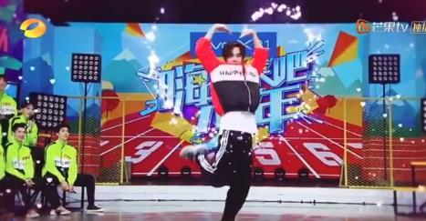 比心意思比心是什么梗（高难度的花式比心什么梗 高难度的花式比心是什么样子的）