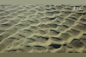 沙漠中筑大桥——俯瞰敦格铁路沙山沟特大桥视频封面