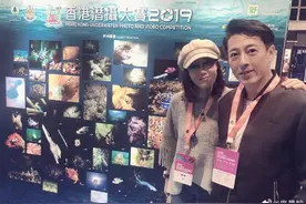 “令狐冲”吕颂贤近照曝光皱纹明显 妻子灿笑状态好图片