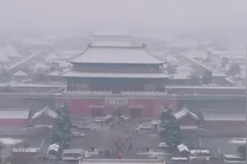 遇周一闭馆，游客转登景山俯瞰雪中故宫视频封面