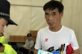 选手终点拉拽马拉松冠军合影：禁赛一年视频封面