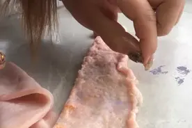 猪肉里揪出线状“寄生虫”，使劲拽还会断咋回事？专家这样说！视频封面