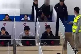 酒驾被记12分重考科目一，这次他又作弊被抓现行，当场掏出作弊器