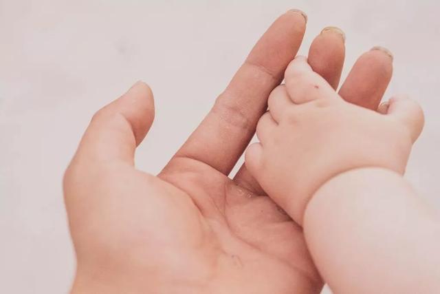 6个月大男宝连续2个月只喝饮料，全身浮肿、皮肤溃烂，原因让人无语