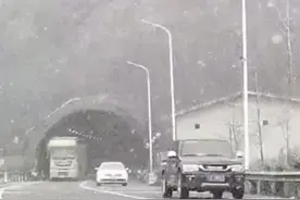雅西高速降雪且伴有团雾 最佳通行时间为每日11点至17点视频封面