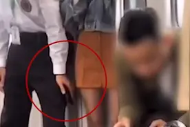 地铁安检员偷拍女乘客裙底，反被全程拍下视频封面