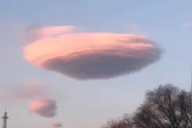 北京上空出现粉紫“飞碟云”好似棉花糖，专家解释预示天气晴朗