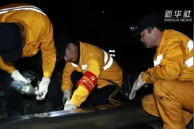 四川绵阳：打磨钢轨保春运视频封面