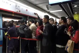 直击广州地铁员村站早高峰！大叔大妈挤到变形，等了5趟车上不去视频封面