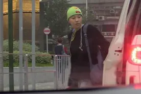港媒曝窦靖童密会纹身男，甜蜜互动俨如情侣图片
