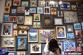 90后女孩黏土作画走红：把泥巴框入画框留住童年回忆图片
