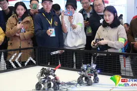 机器人格斗赛：高校学子体验科技体育嘉年华图片