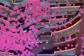 30对夫妻拥吻震撼全场，广州这场集体婚礼“浪漫满屋”视频封面