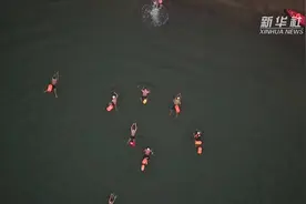 冬泳爱好者冬至渡湘江视频封面