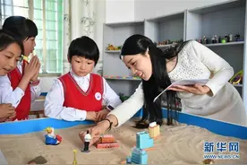 每日一词∣教师减负 reduce the burden of teachers图片