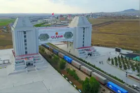 驶过国门的“中欧班列”见证国家发展成就视频封面