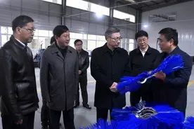 陈冰冰在潜山市源潭镇调研时强调 瞄准专精特新 实现百亿园区目标图片