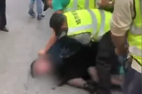扣电动车起冲突，城管当街按倒女车主视频封面