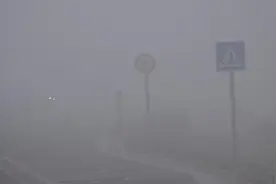 盐城大雾袭城，司机们被困高速匝道等散雾